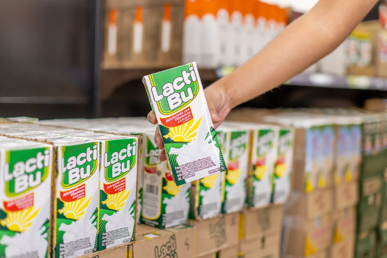 Imagen de un mostrador de 3b con 3 personas